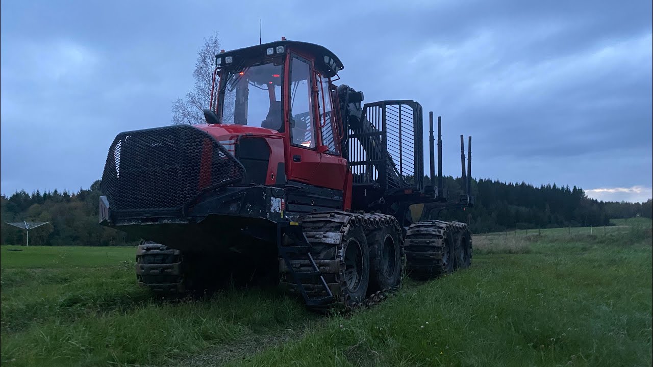 Komatsu 855 Smartcrane loading pulpwood