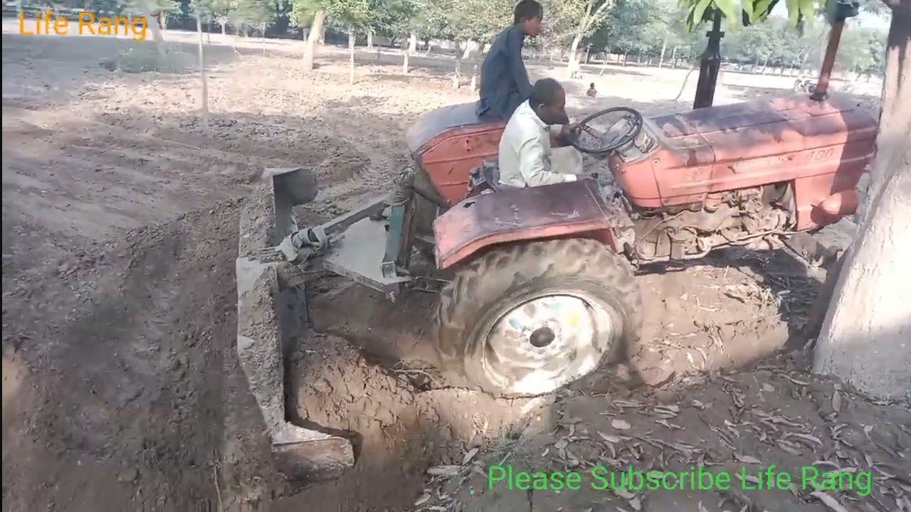 Tractor aur bachay ka mukabla.ٹریکٹر اور بچے کا مقابلہ 