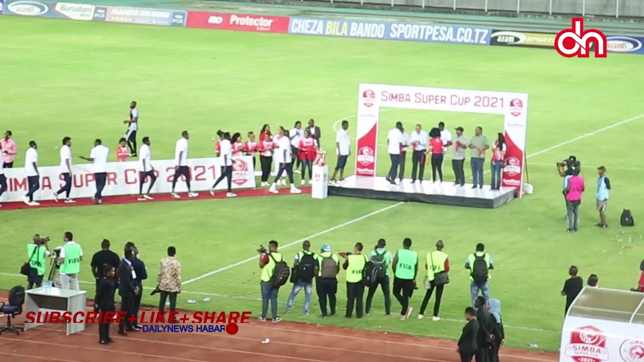 Mbwembwe za Morrison akipokea tuzo ya mfungaji bora, Simba SuperCup