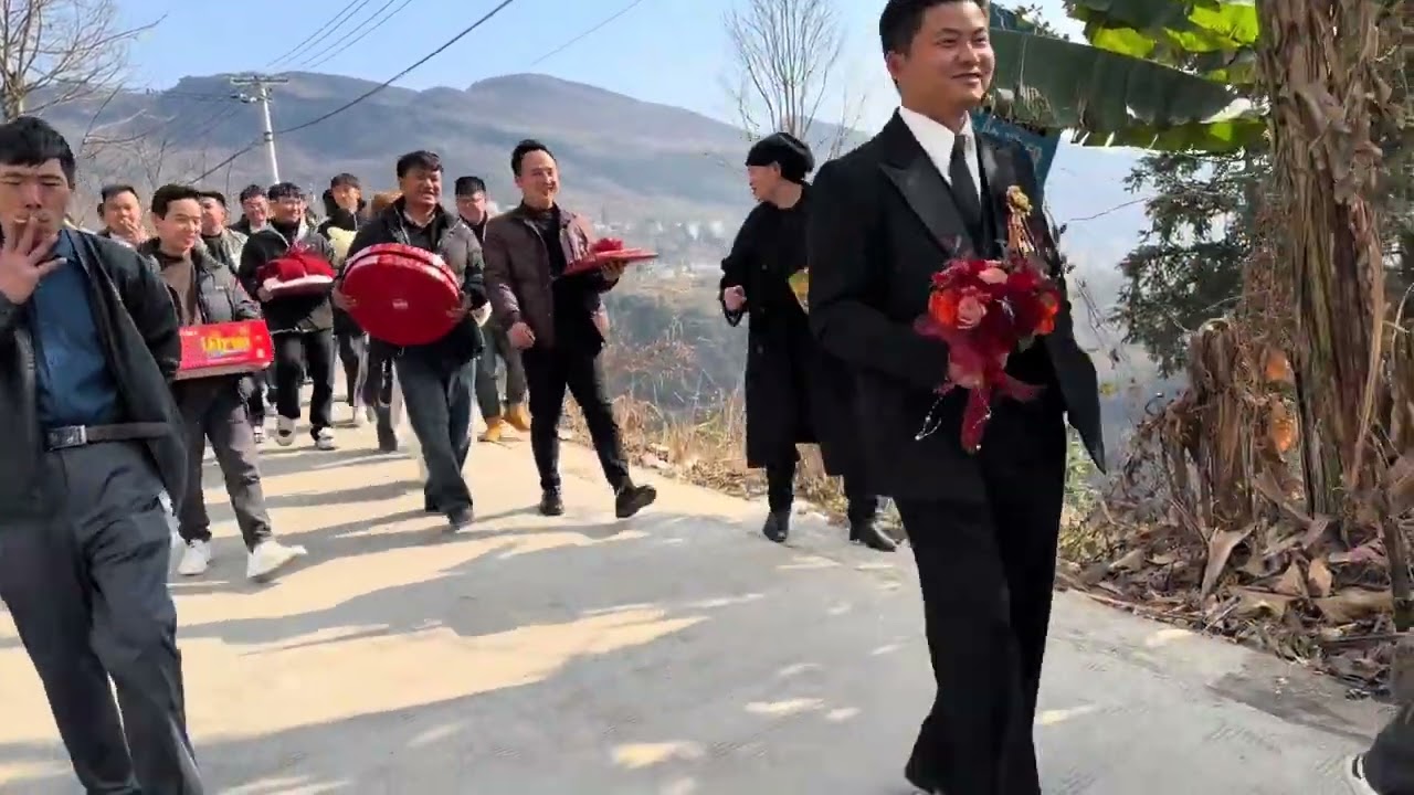 Xiao Yang a colleague who has been with the team for five years got married. Today I went