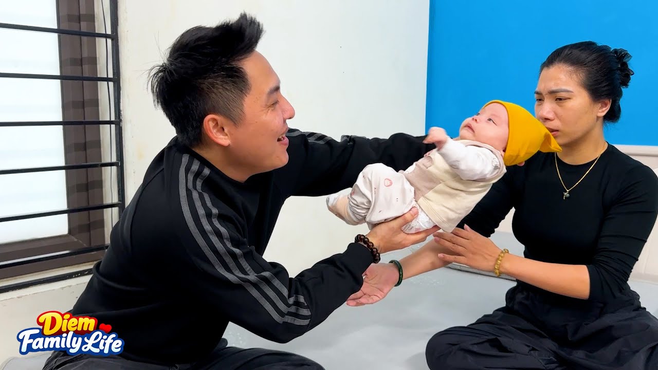The parents eagerly hugged Baby Banh Bao when they returned home