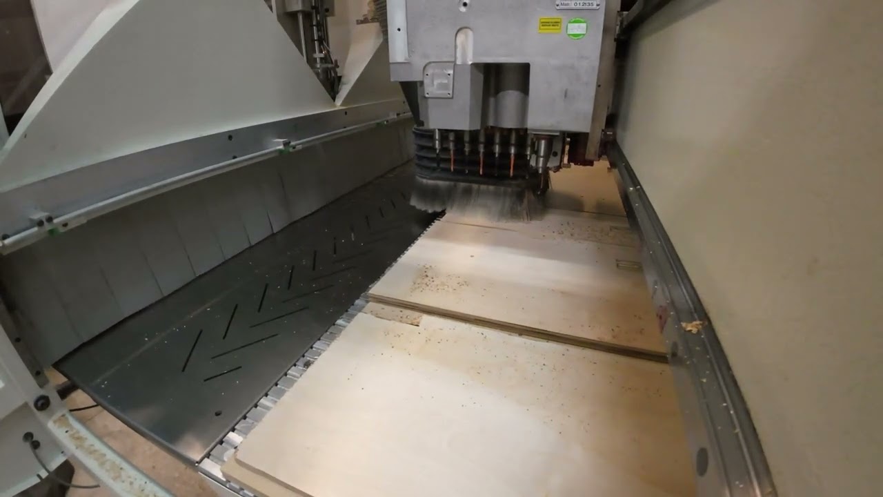 SCM Morbidelli N100 cutting plywood