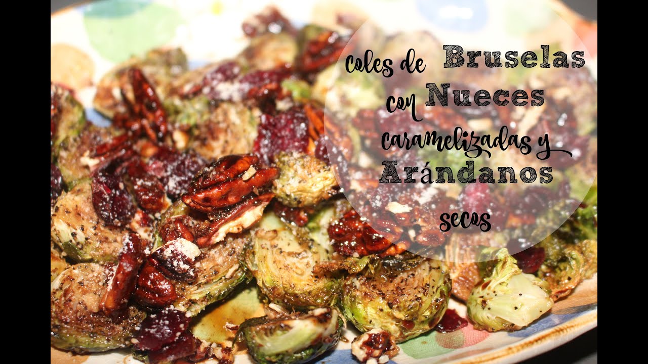 coles de Bruselas con nueces caramelizadas y arándanos secos