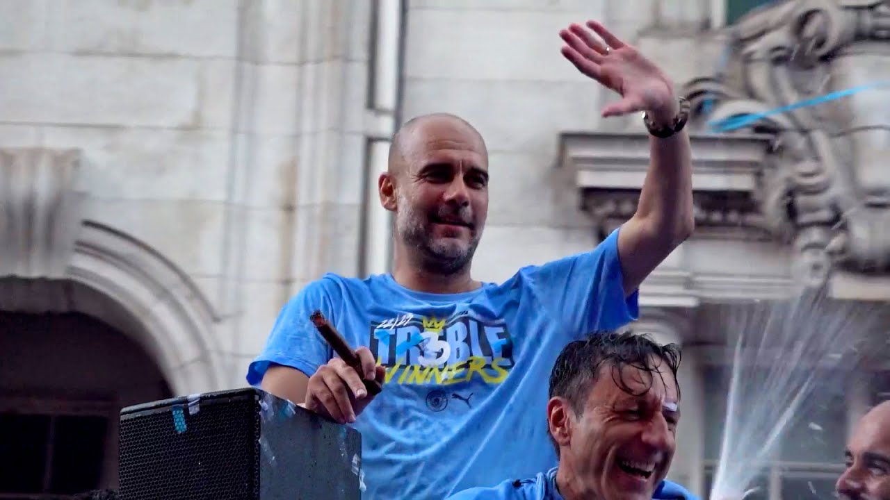 Manchester City celebrate treble with bus parade 🏆🏆🏆