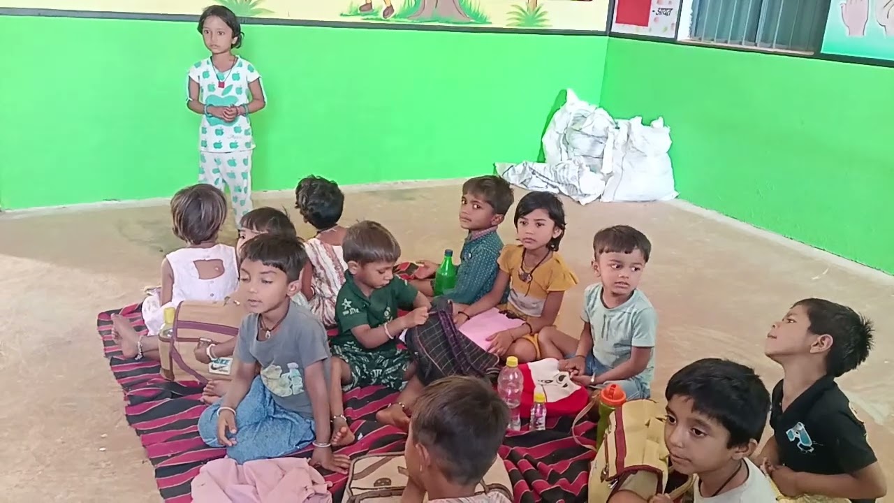 आंगनबाड़ी मैडम आंगनबाड़ी दूर है जाना जरूर है !ऊपर पंखा 