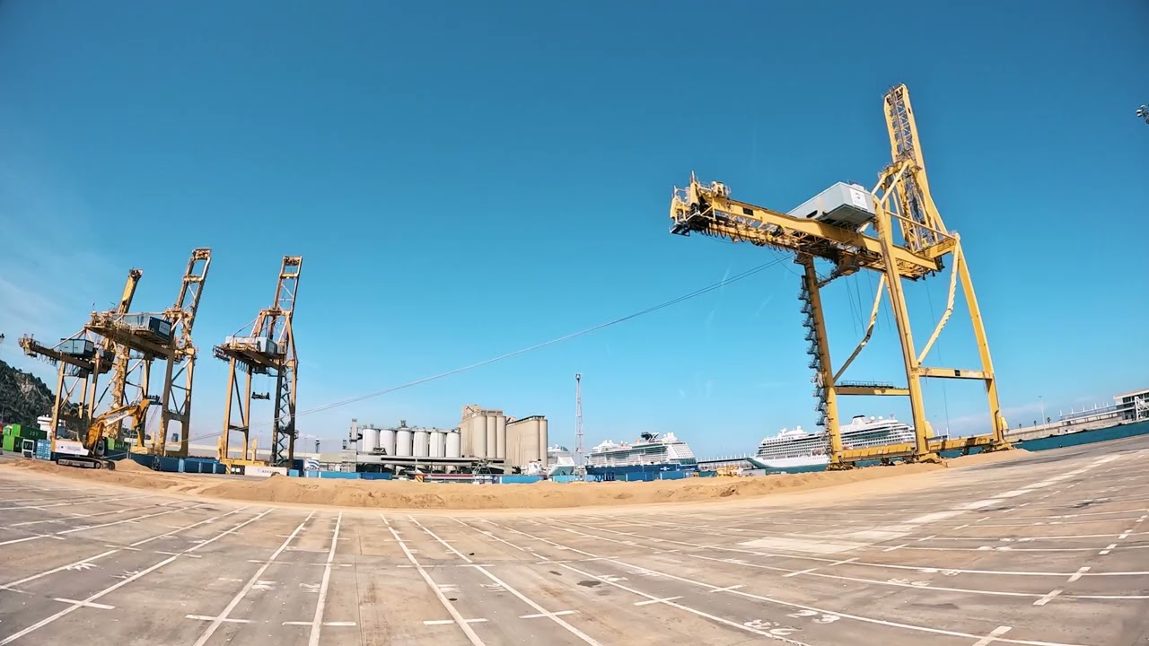 Abatimiento controlado de la STS Grúa 907 en APM Terminals Barcelona
