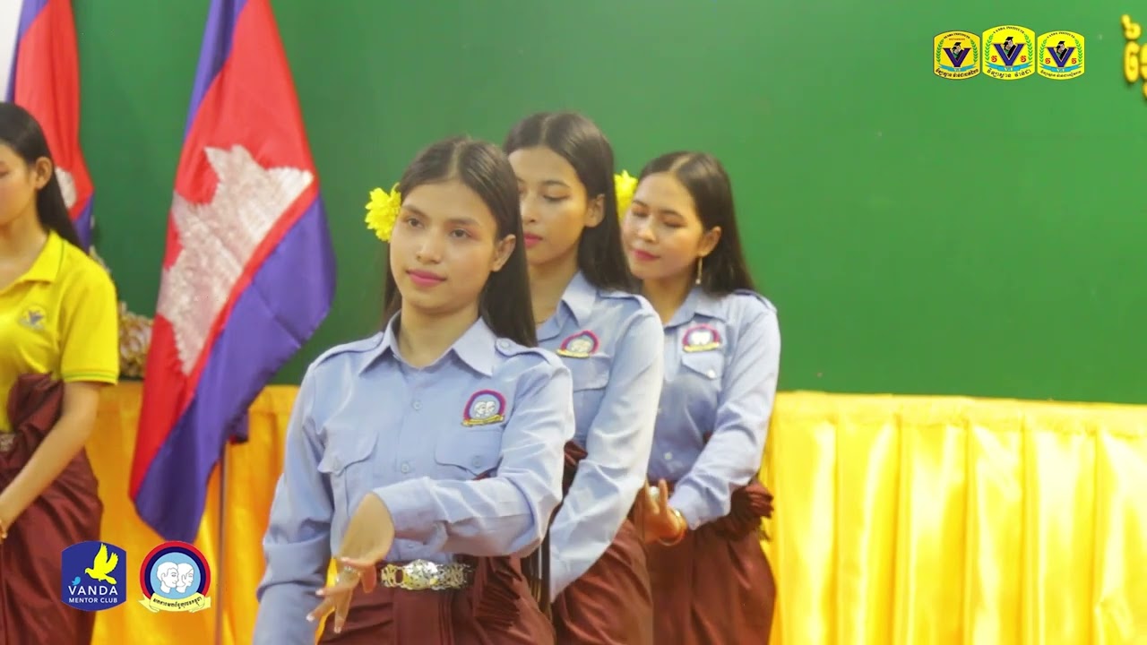 របាំនារីជាជួរ សម្តែងដោយក្រុមនិស្សិតមែនធ័រ និង សសយក ប្រចាំវិទ្យាស្ថាន វ៉ាន់ដា