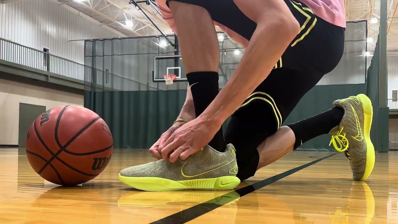 SQUEAK TEST & LACE UP NIKE LEBRON JAMES XXI ALGAE!