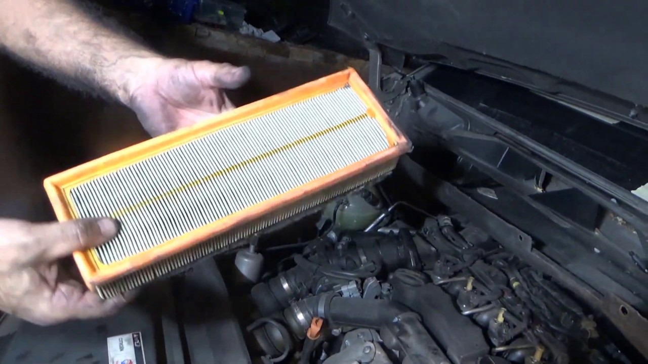 Cómo cambiar el filtro del aíre al Citroën C4 1.6 HDI.