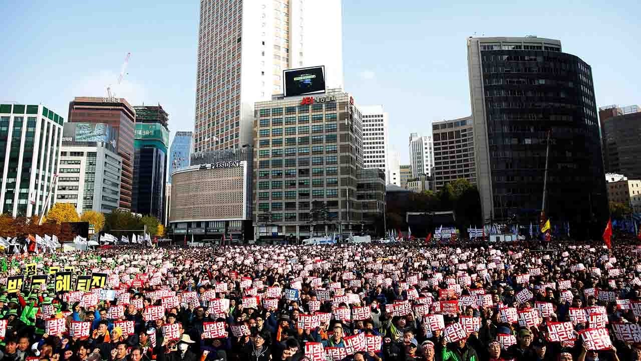 Massive rally in Seoul to mark 4th anniversary of Park's inauguration