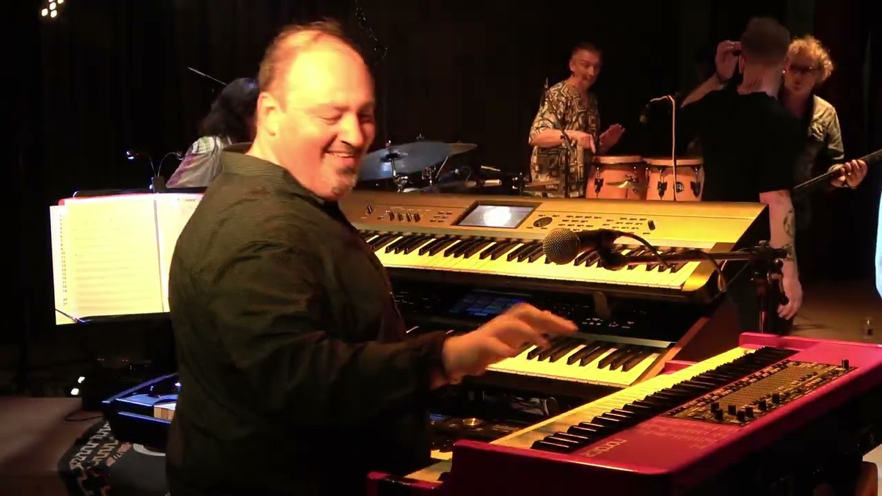 CARNAVAL / LET THE CHILDREN PLAY/JUGANDO 2