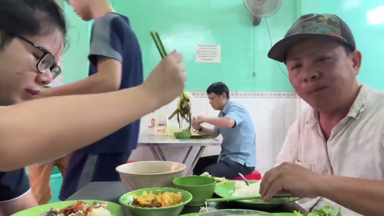 Cơm 12 đông như kiến là có thật