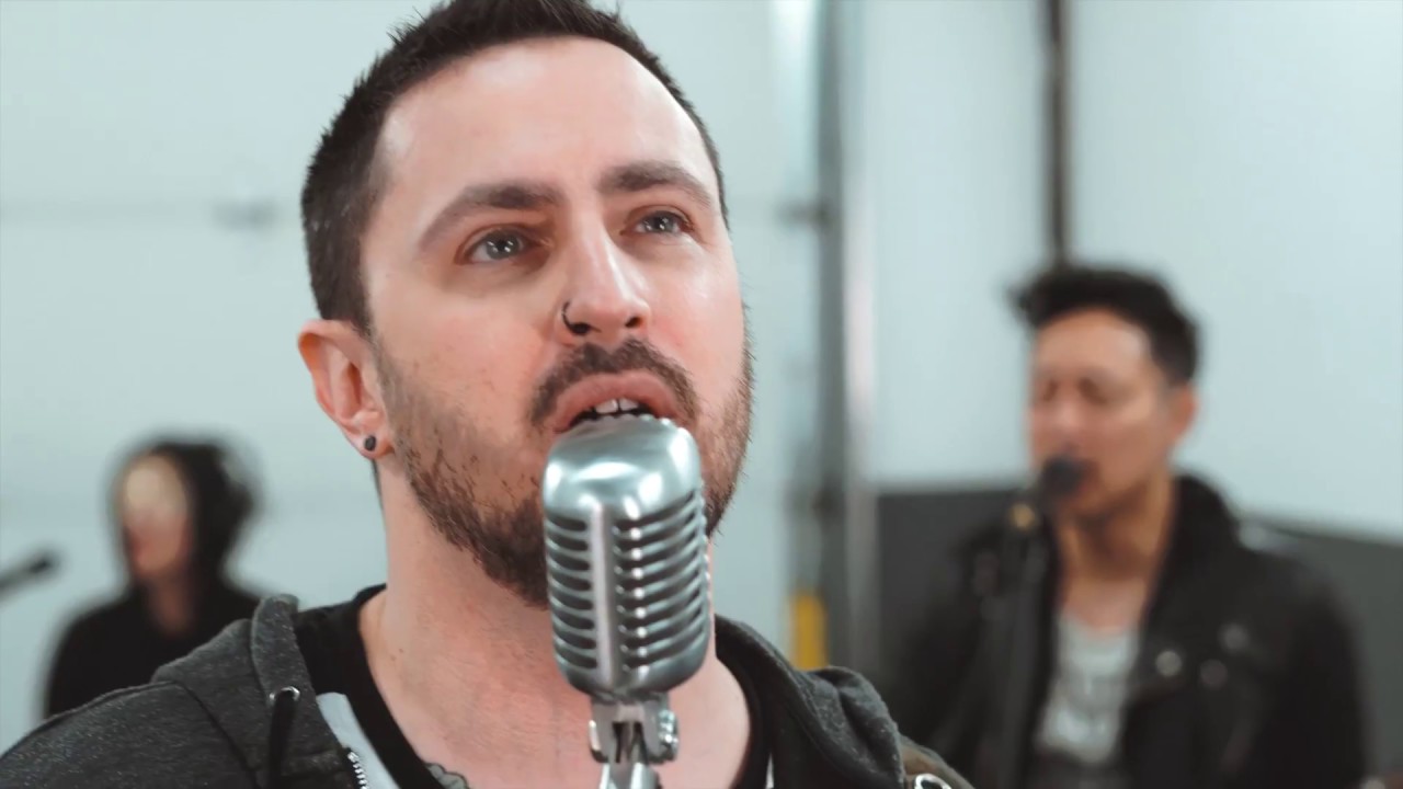 DRVE-THRU : Killing Me Softly With His Song
