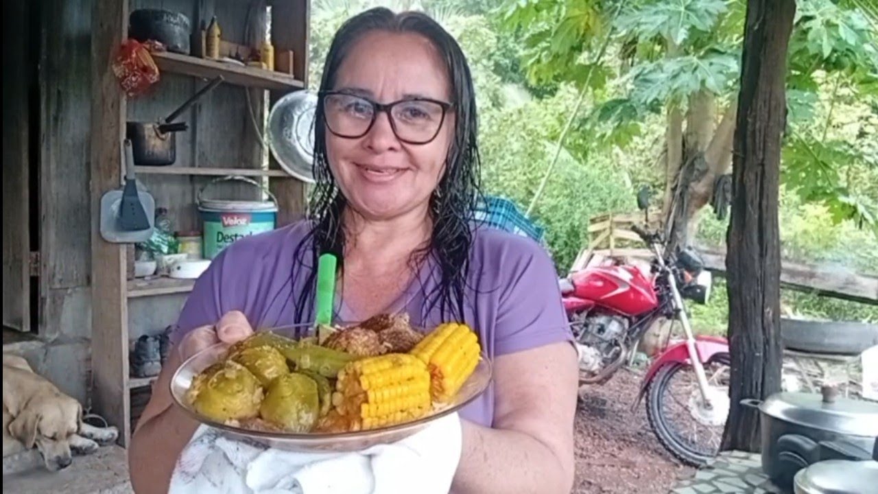 Vida simples na roça almoço costela com legumes pirao no fogão a lenha 