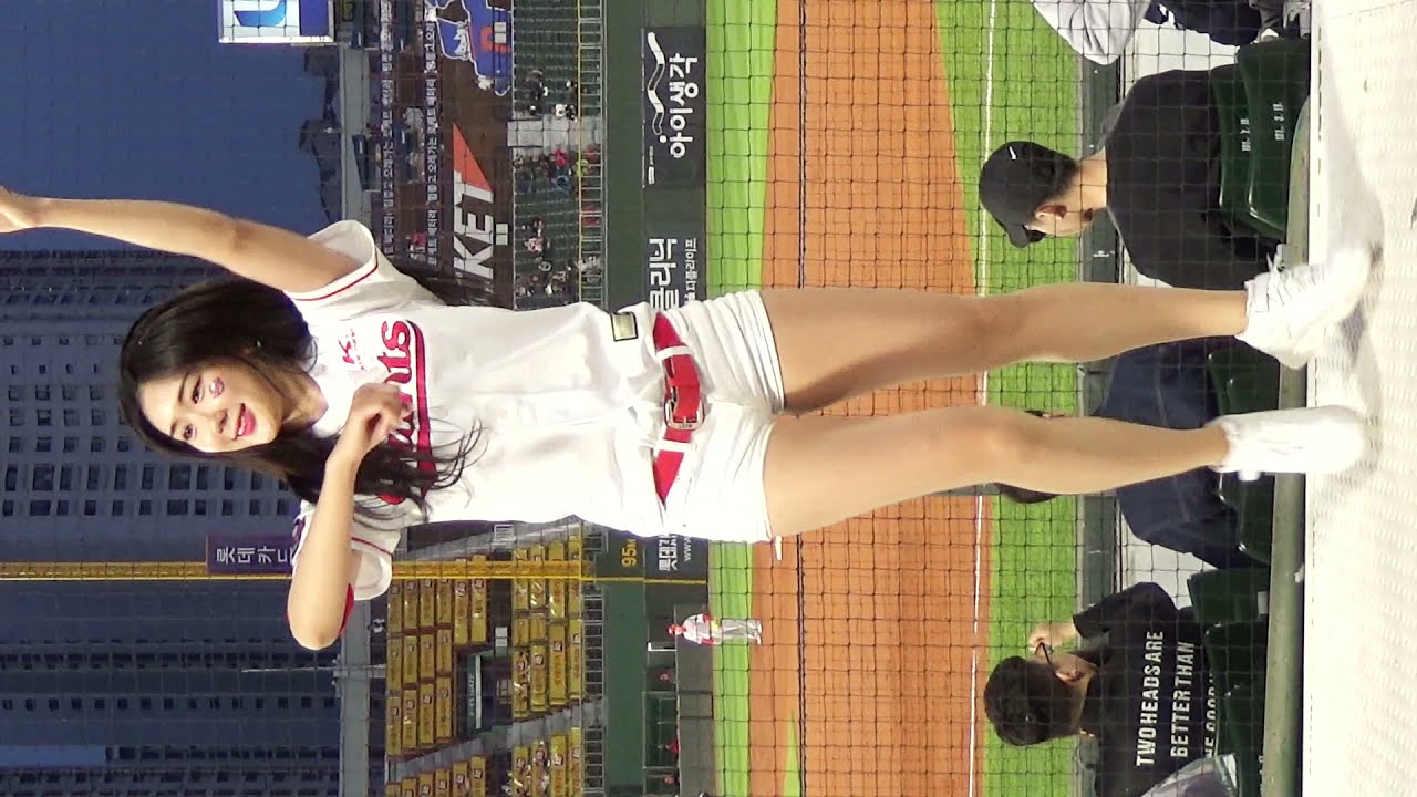 롯데 치어리더 점찍고 대신 스티커붙이고 나타나다
