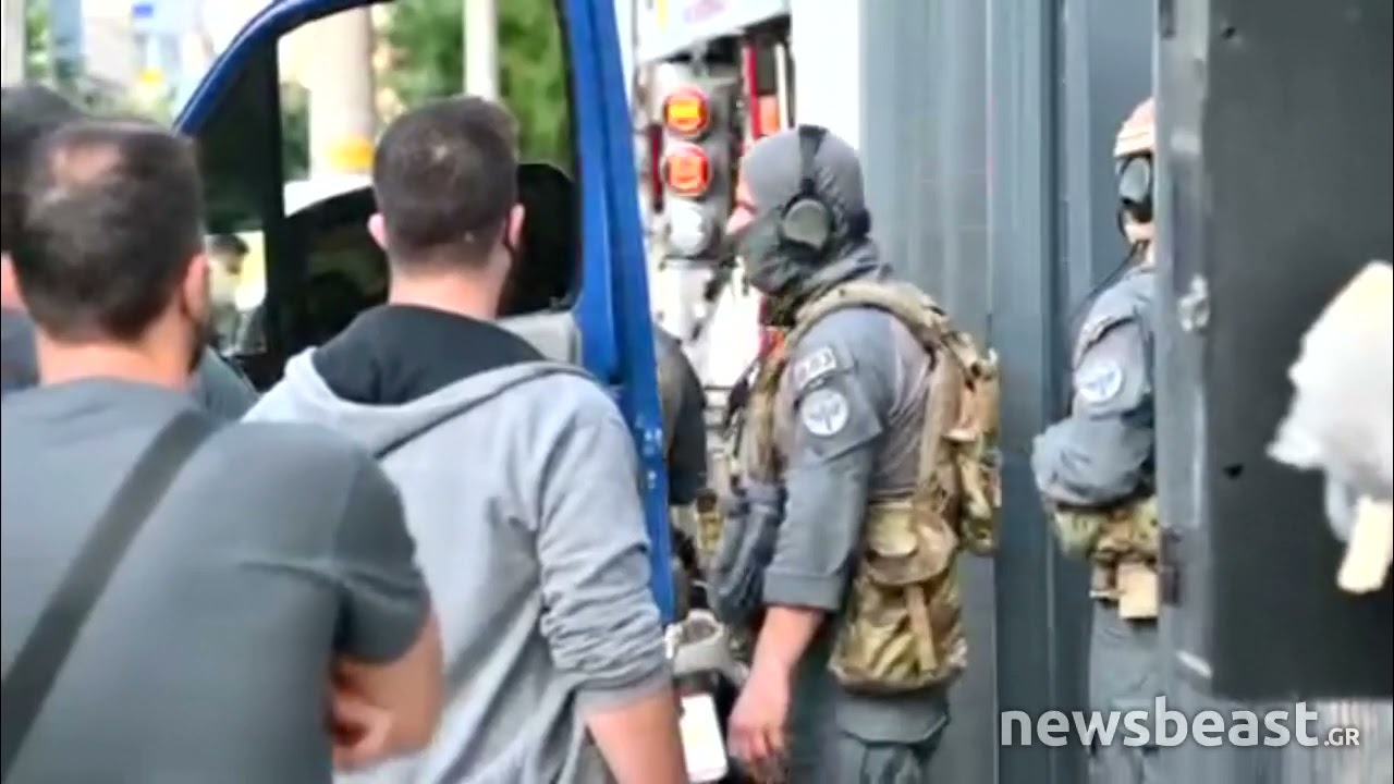 Newsbeast.gr - Έφοδος της Ειδικής Ομάδας Επιχειρήσεων Πειραιά του Λιμενικού στον Κεραμεικό
