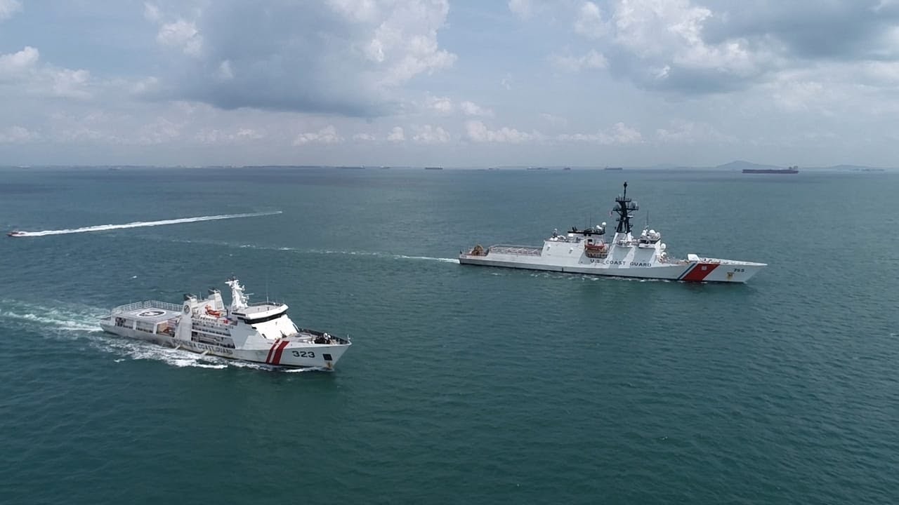 KN. Pulau Dana–323 Bakamla RI Passing Exercise Bersama USCGC Munro–755