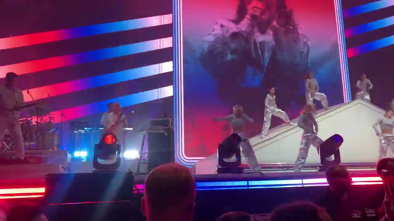 Ewa Farna - Zkraceno v překladu (Praha, O2 Arena, 14.10.2023)