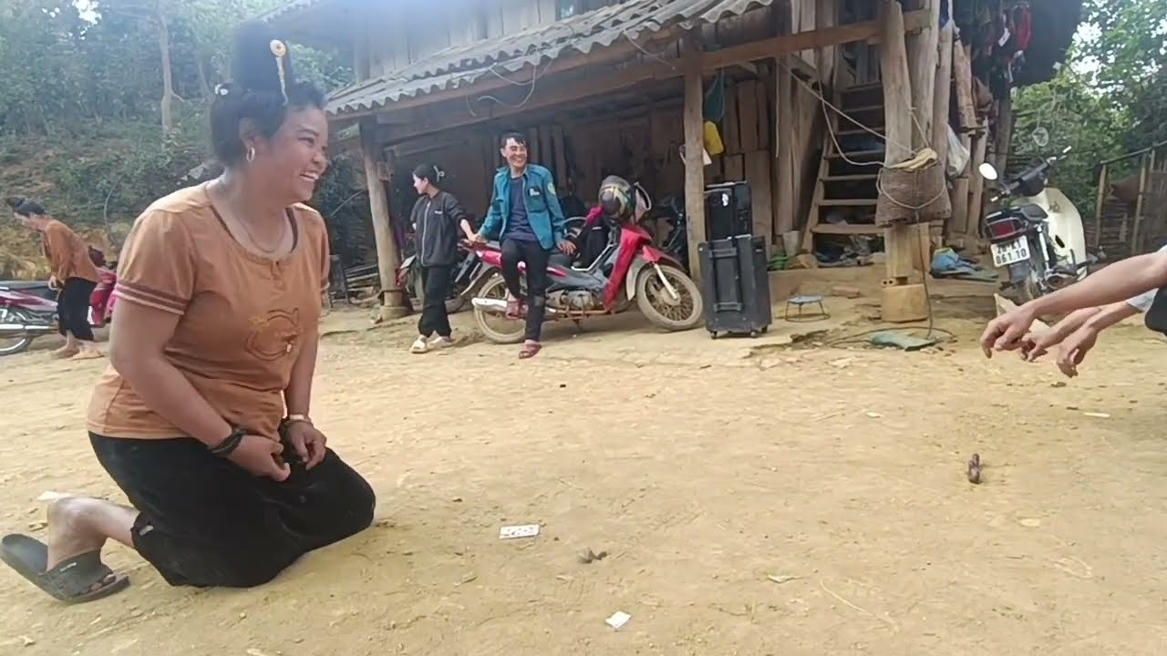 Ngày mùng 1 tết ỉn tó lẹ pi nọng ơi 