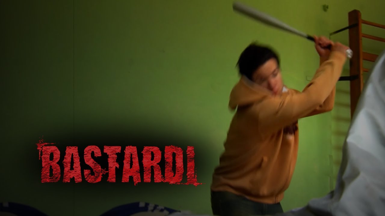 Dost&aacute;l zml&aacute;til tělocvik&aacute;ře! | Uk&aacute;zka z filmu Bastardi (2010)