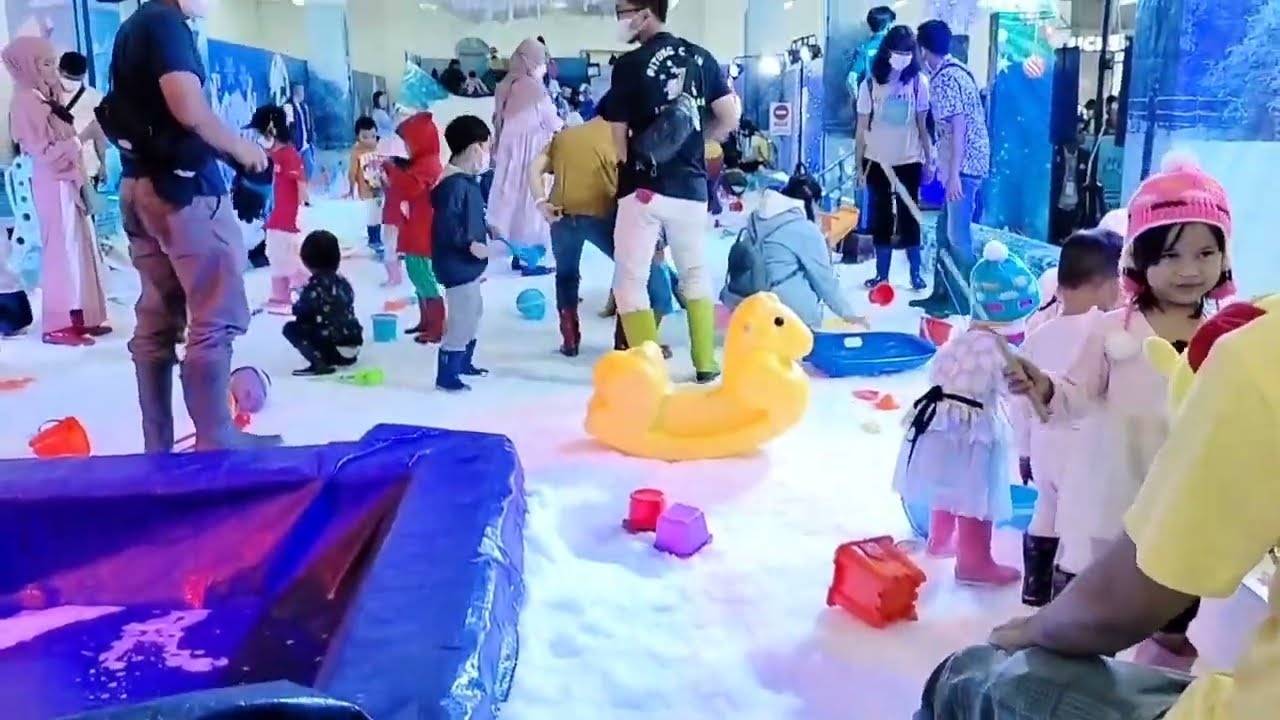 Main  Snow Wonderland di Sleman City Hall Yogyakarta