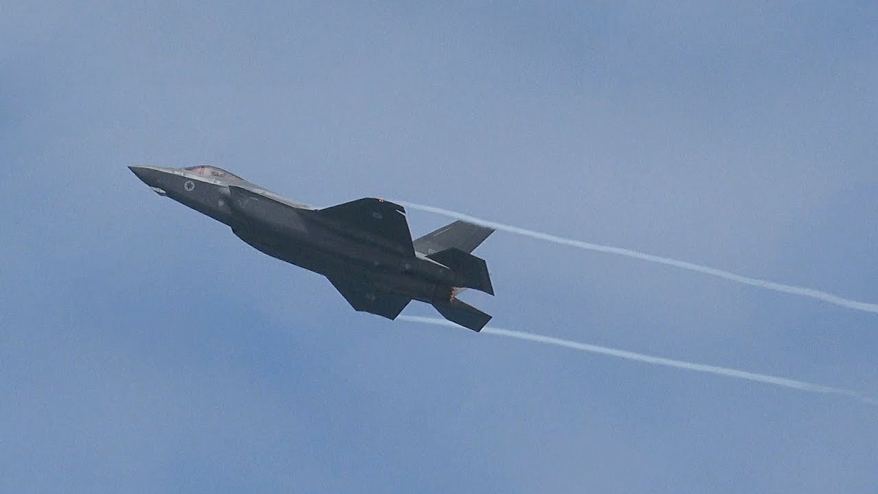 Israeli F-35i demonstrates very low maneuvers over Tel Aviv Beach at 2019 Independence Day Airshow