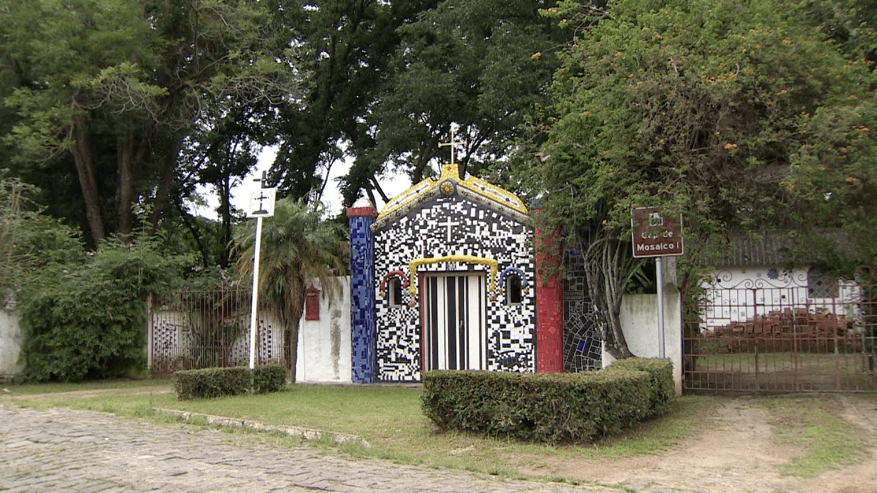 No interior de SP, mosaico em capela reflete a f&eacute; do povo