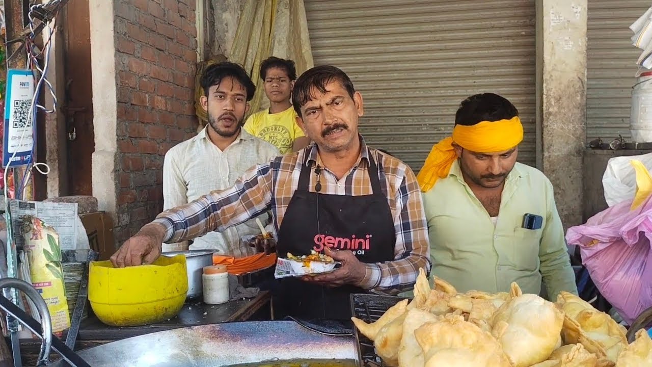 Lalla ji_s Special Samosa very famous A Samosa of Rs 10 in Mainpuri _ Samosa Lowest Price Mainpuri
