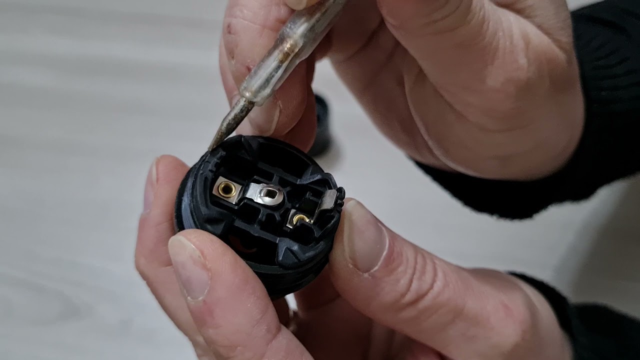 come sbloccare un porta lampade bloccato incastrato modo semplice sbloccaggio elettrico montare