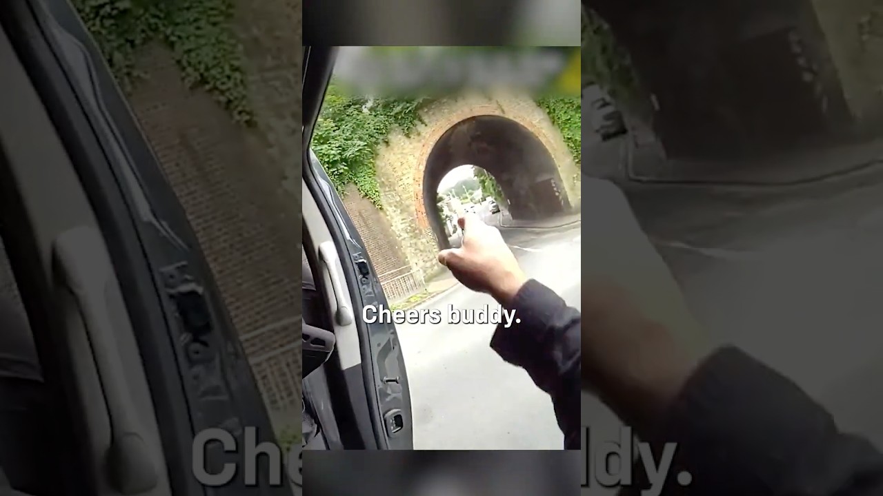 Водитель фургона помог вооруженному полицейскому задержать беглого преступника