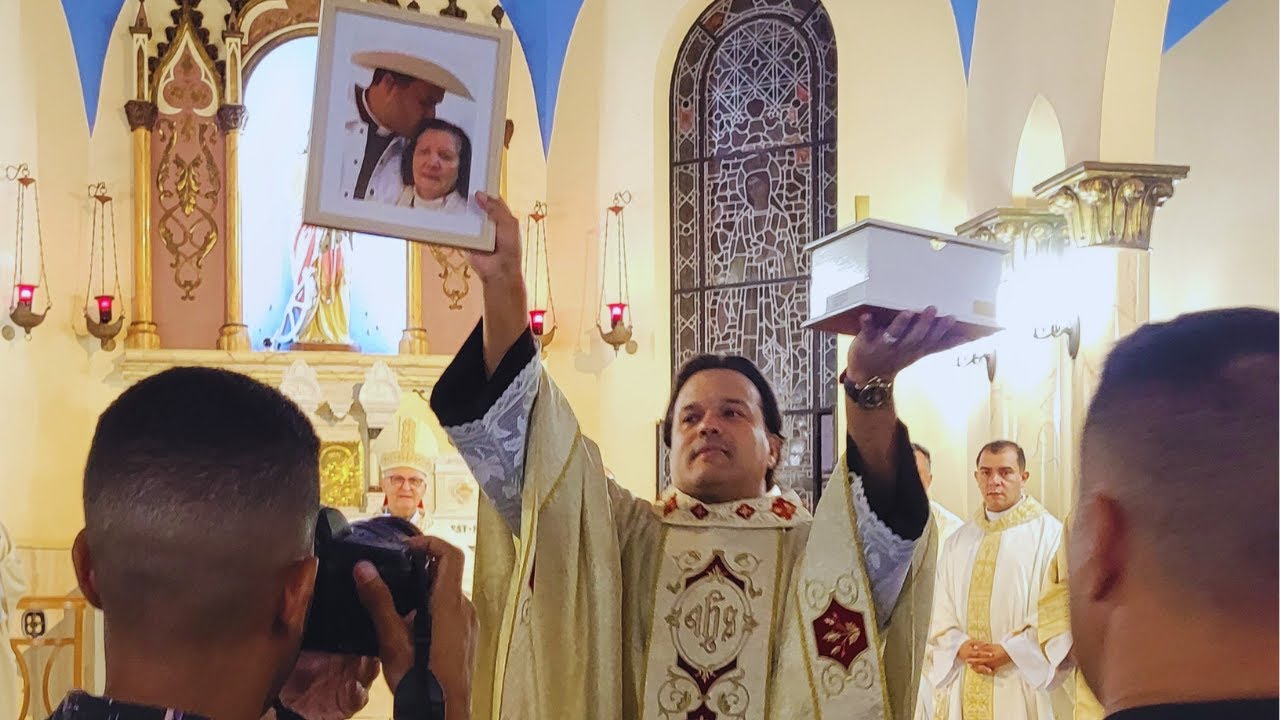 Padre Alessandro Campos recebe as cinzas de sua avó e tia no dia do seu aniversário