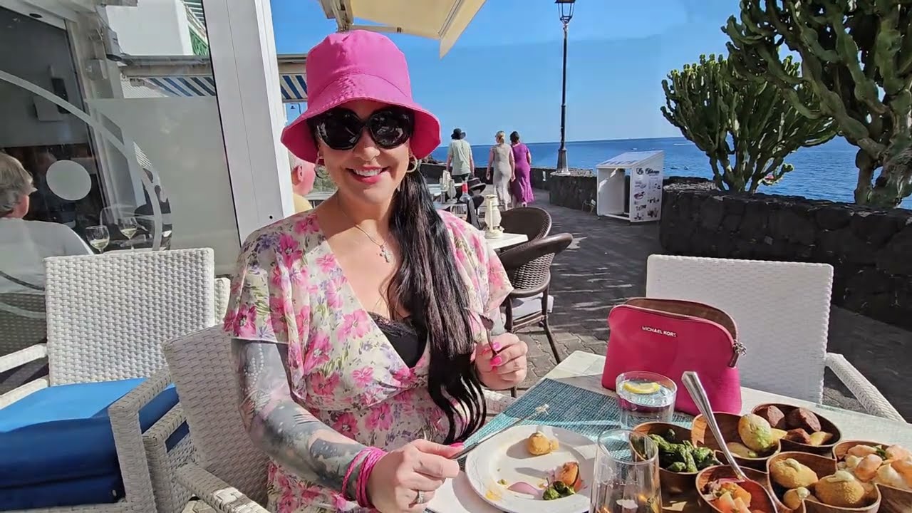 Lunch with a view at Restaurante Puerto Bahía in the old town of Puerto del Carmen, Lanzarote. 🌞