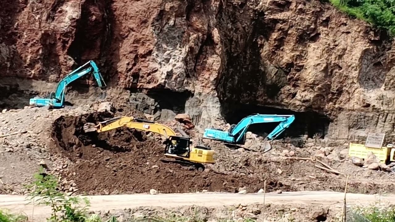 Massive Diggers three Excavator Pc200 in Mine