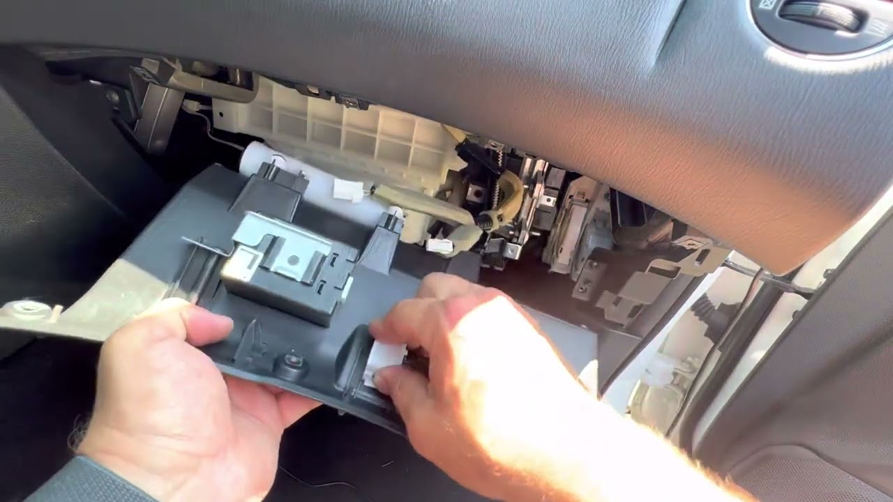 INFINITI QX50 cabin filter replacement (2013-2017)