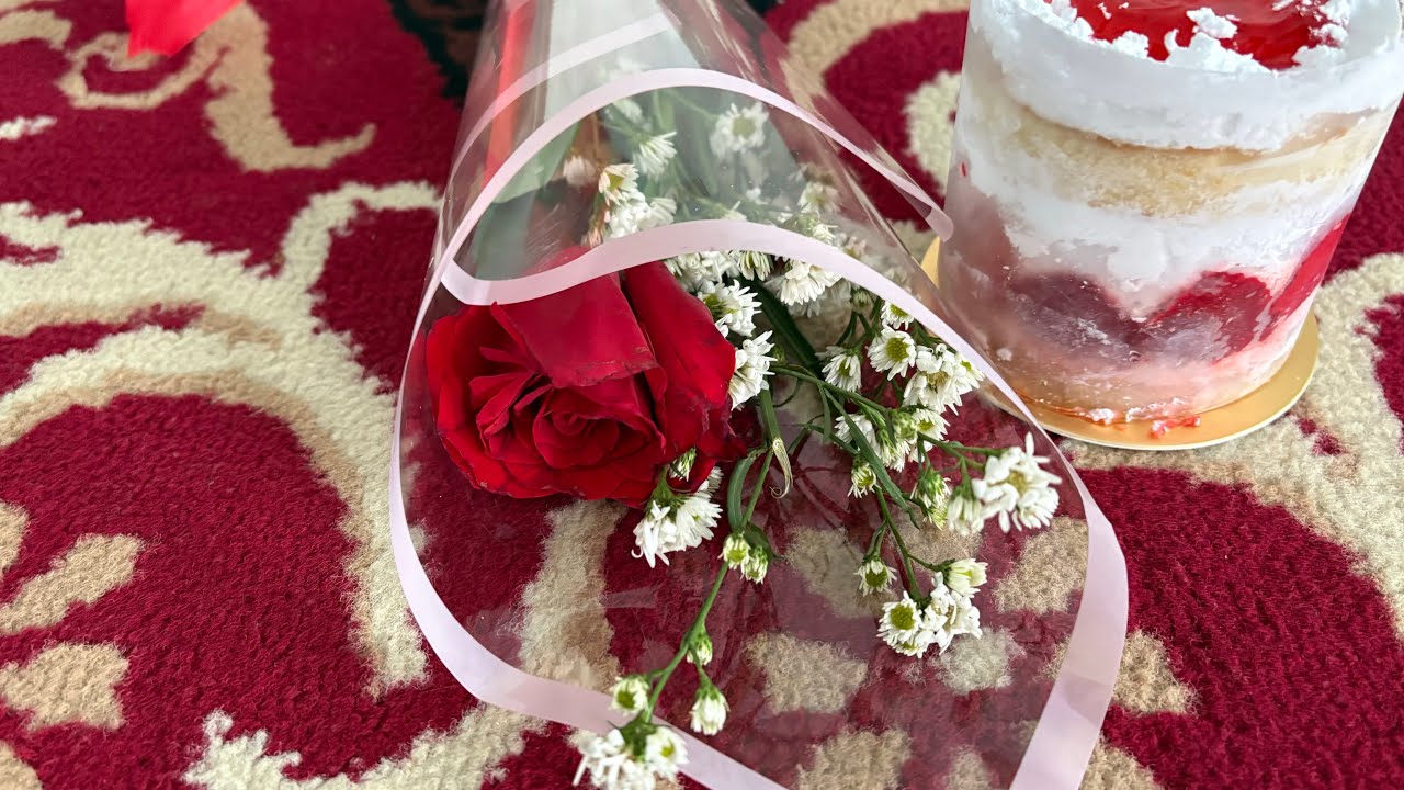 ولنتاین یا روز عاشقا را به تمام عاشقان دنیا بخصوص به خانم زیبایم سنا جان تبریک میگم 💐❤️