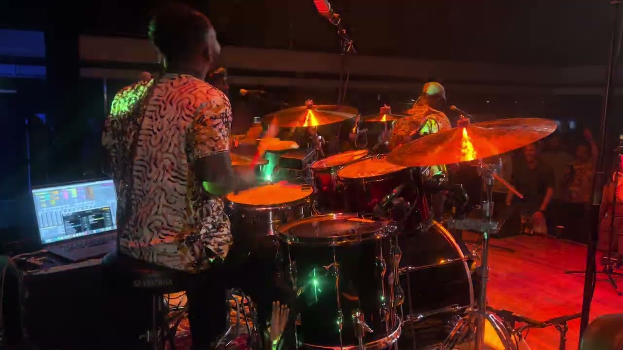 AMAZING DRUM SOLO AT TIVOLI WITH SANTROFI MUSIC!!!KKOFI EMMA DRUMMER..!!