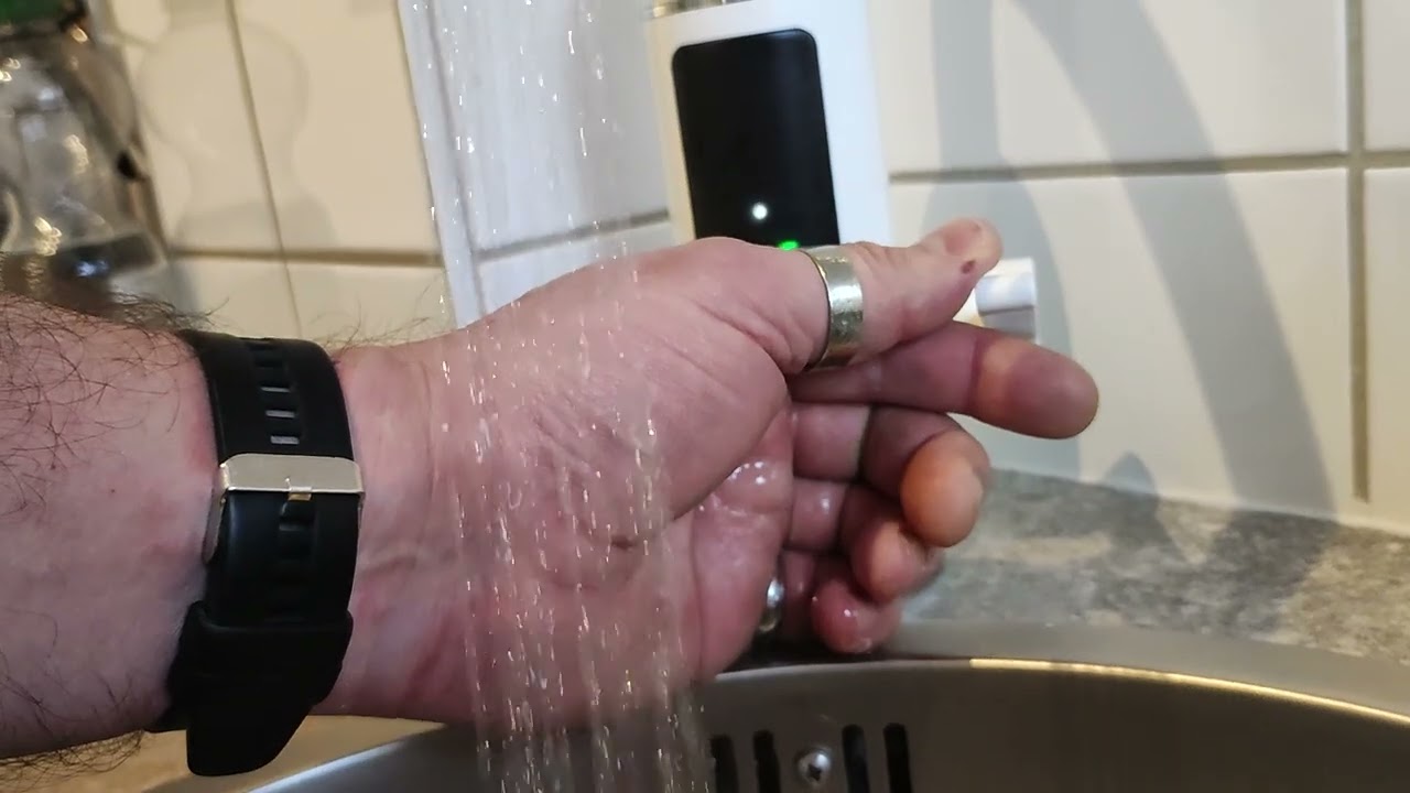 super Teil, Wasserhahn mit integriertem Durchlauferhitzer.