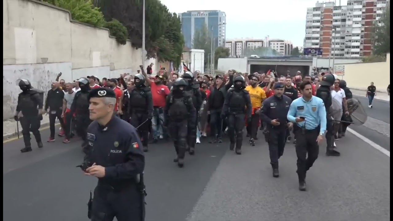 Adeptos do Benfica a caminho de Alvalade na caixa de segurança