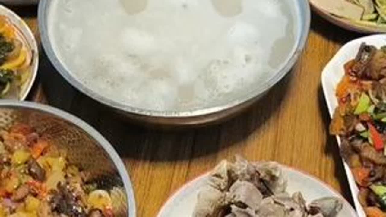 大姐下厨+干锅兔+回锅肉凉拌三丝——夜梦钟情 #分享美食分享快乐 #色香味俱全的家常美味 #日常做饭 #美味下饭菜 #自己动手丰衣足食的家常菜