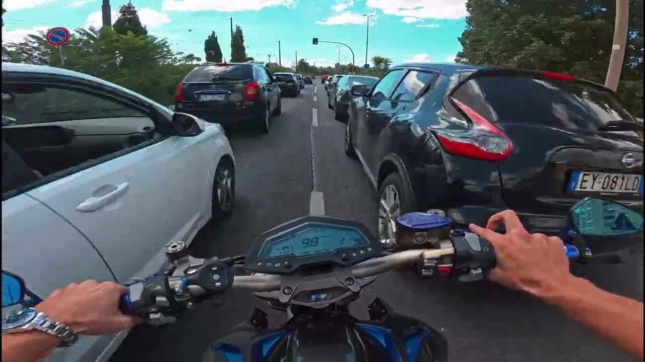 PANICO NEL TRAFFICO dopo il primo giorno di scuola (Zontes 125 U)