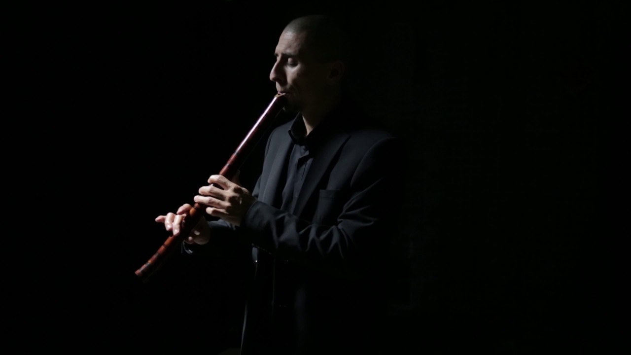 Rodrigo Rodriguez - 尺八 Shakuhachi flute (A Winter Night) Classical Japanese music - HD