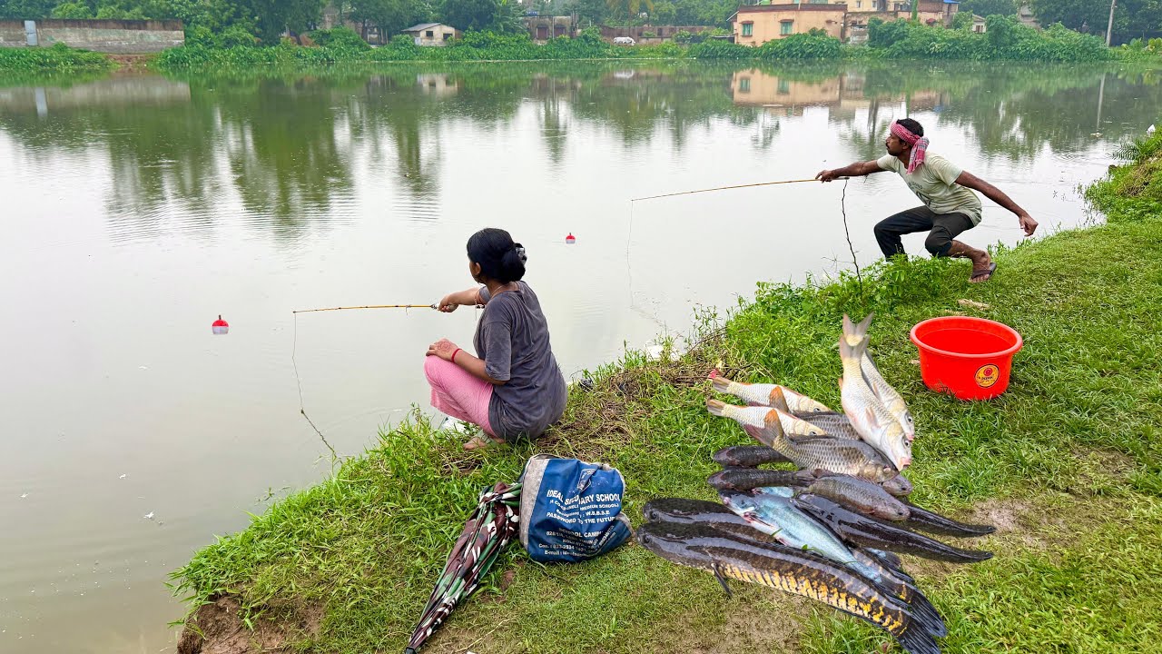 Fishing video || See what fish two fisherman caught using different types of bait in the rain.
