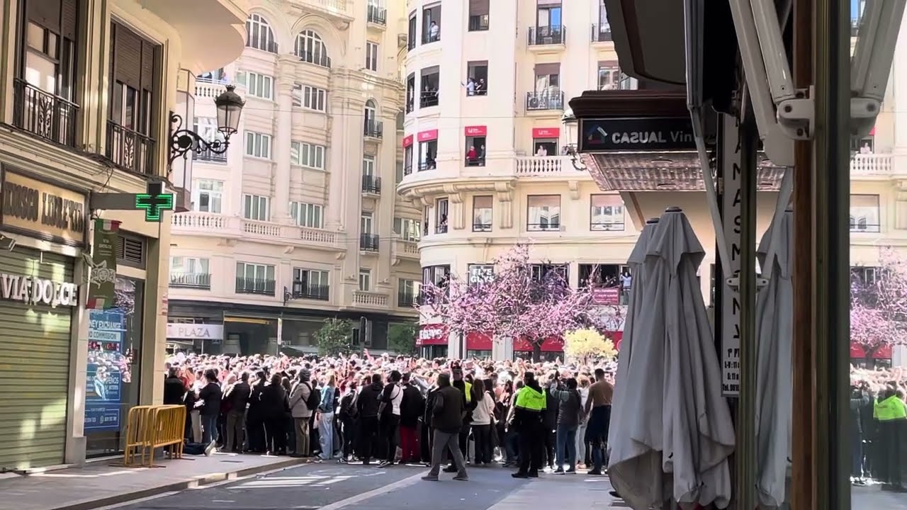 Mascleta Rathausplatz am 15.03,25 aus einer Seitenstraße aus genossen 🎇🧨
