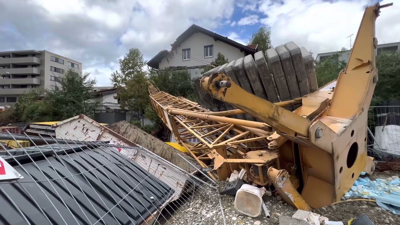 Baukran stürzt in Lochau auf mehrere Häuser