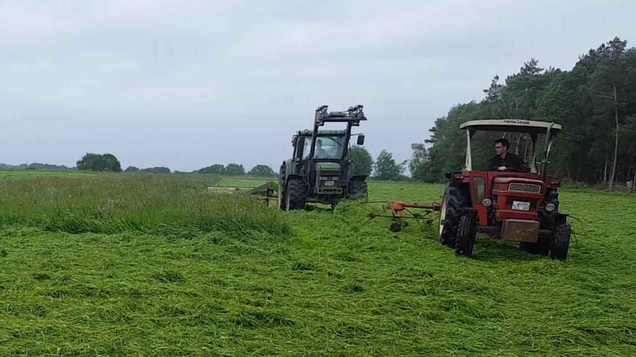 Grasmähen mit John Deere 6300 und Krone Easy CUT 280 CV