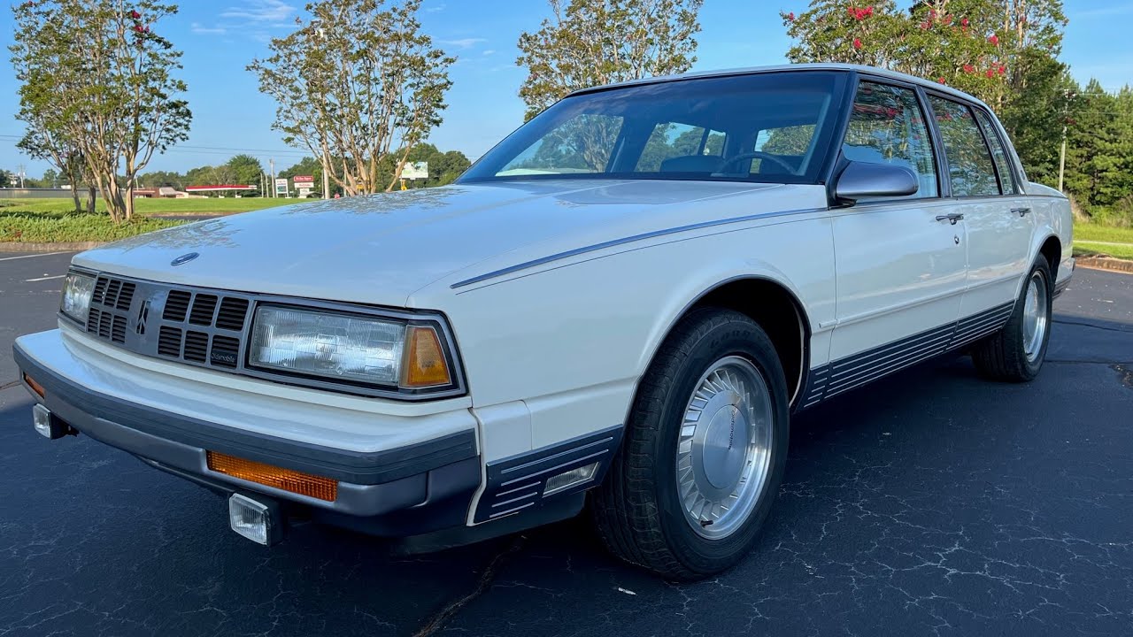 Oldsmobile выпускает полноразмерный автомобиль класса люкс: седан Oldsmobile 98 Touring 1990 года