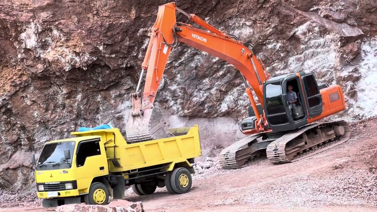 Excavator Hitachi Lagi Bekerja Muat Batu Gunung Pondasi…