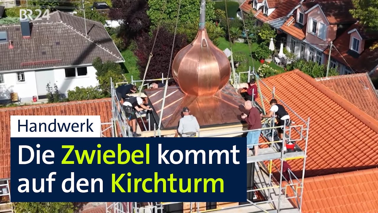 Christuskirche in Utting: Die Zwiebel ist wieder auf dem Kirchturm | Abendschau | BR24