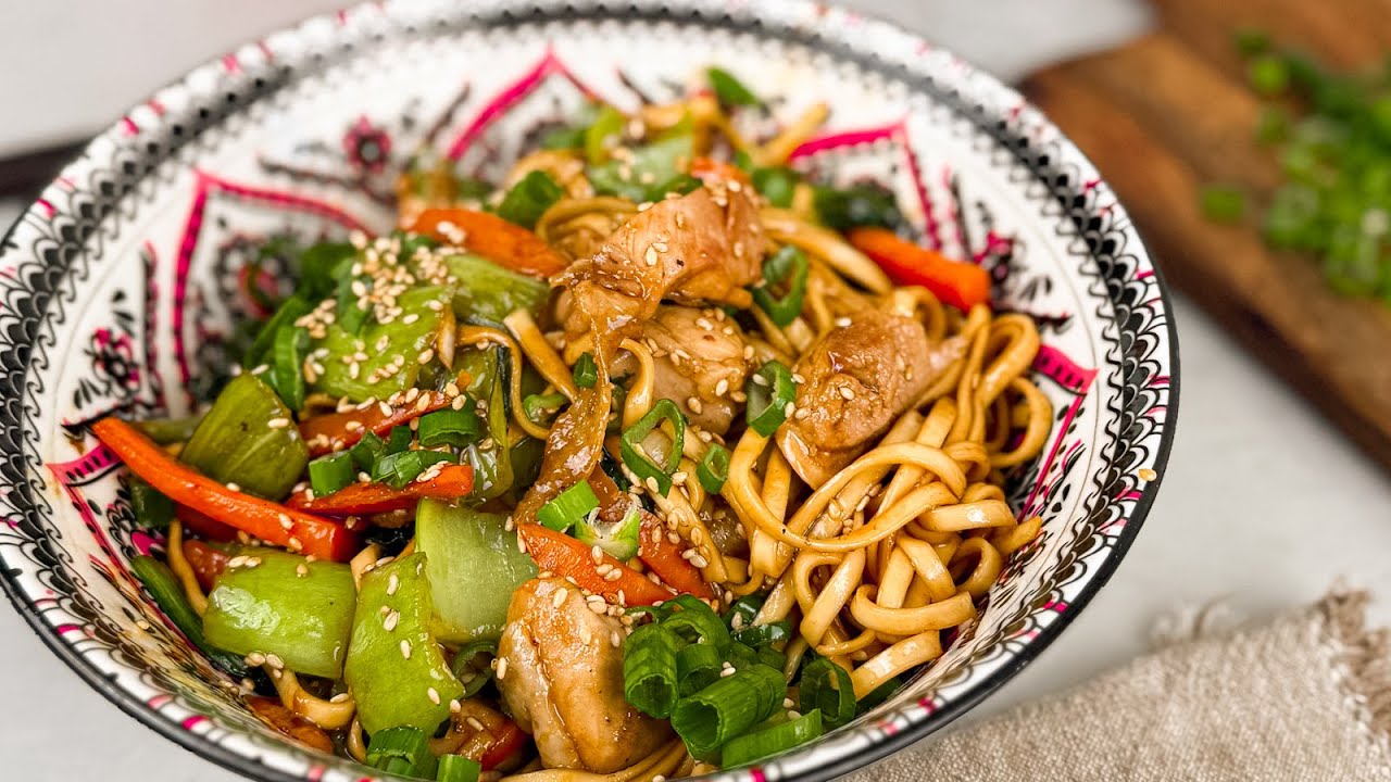 Snabb kyckling teriyaki wok med nudlar