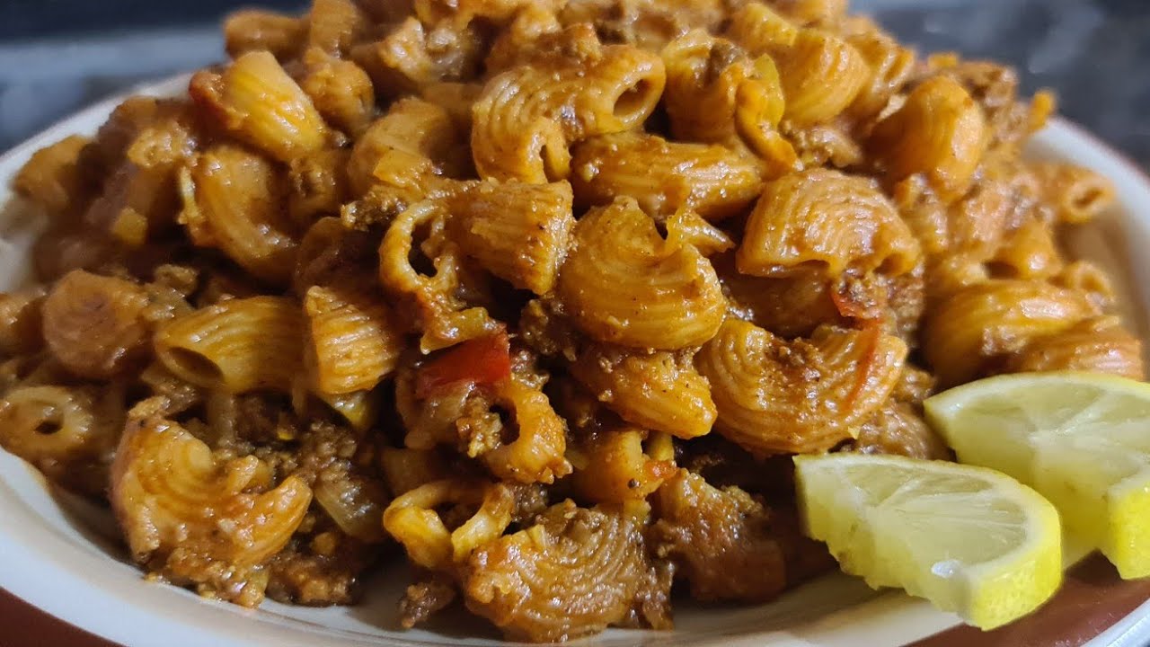 معكرونة باللحم وصلصة الطماطة